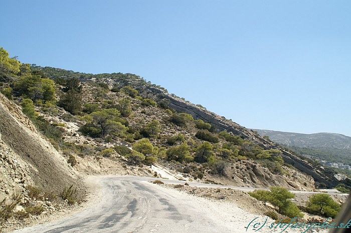 Fourni. Od hradu Monolithos vedie dole dobrá asfaltová cesta. Na konci je pieskové parkovisko Fourni, pri ktorom je zaujímavá plážička s jednou mobilnou tavernou. Potom už len pieskovcový poloostrov, cez ktorý cesta nevedie, aj napriek zúfalej snahe GPS mapy 