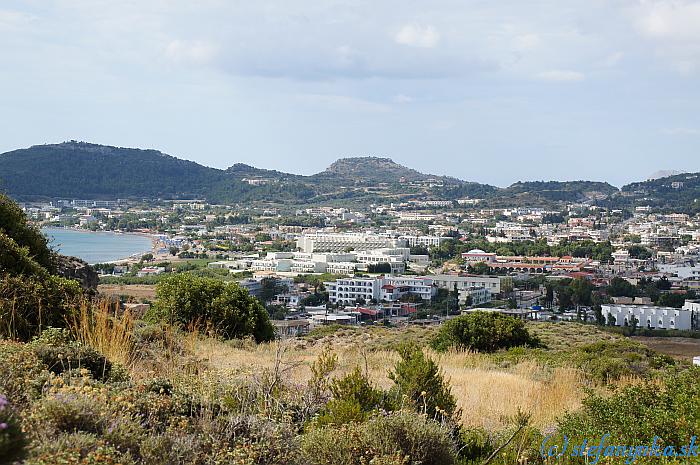 Agia Sofia, Faliraki. Výhľad zo sedielka nad hotelom Pegasos beach na Faliraki a Profitis Ilias