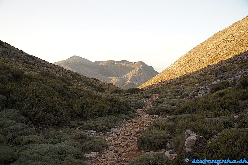 Výstup na Psiloritis. Pohľad od sedla Laggos k planine Nida a vrchom na opačnej strane (Chalasokefala)