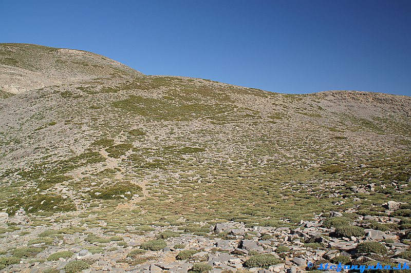 Výstup na Psiloritis. Pohľad na rázcestie Seli (vľavo dole) a chodník k sedlu Seli (na horizonte)