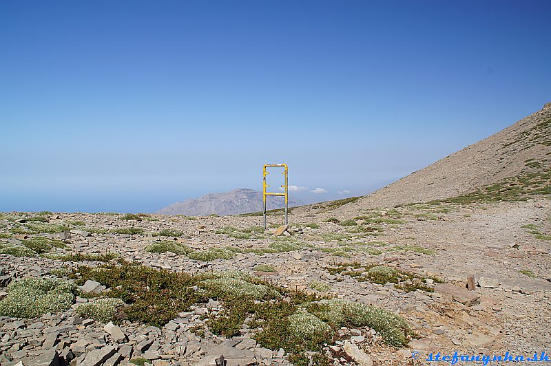 Sedlo Psiloritis. Tu sa otvorili pohľady aj na južné pobrežie Kréty. Doprava hore na Psiloritis, mierne doľava dolu za sedlo smerom na chatu SEO a do Fourfourasu