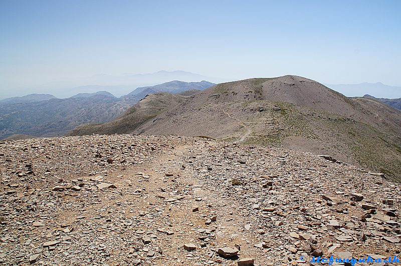 Psiloritis. Zostupová turistická diaľnica k planine Nida. Viditeľná po Seli. Na poslednom horizonte je pohorie Dikti (týčiace sa nad planinou Lasithi). Vpravo na horizonte bradavka Kofinasu