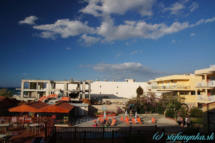 Hotel Agelia Beach, Sfakaki - Stavenisko susedného hotela s bagrom (nad červenou strechou detského kútika