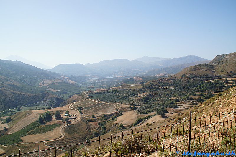 Patsos gorge (Agios Antonios), Kréta. Roklina Patsos je pri tej priehrade. Vľavov pozadí  pohorie Psiloritis
