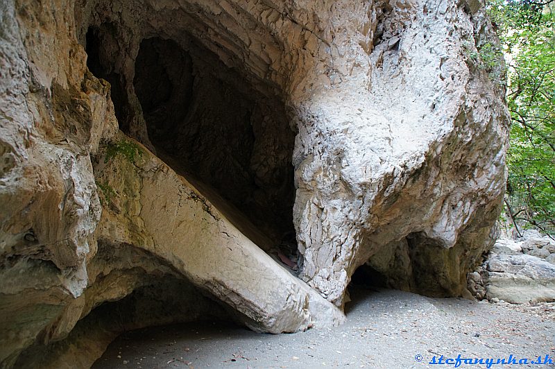 Patsos gorge (Agios Antonios), Kréta. Tá podlaha jaskyne sa mi zdala trochu krivá