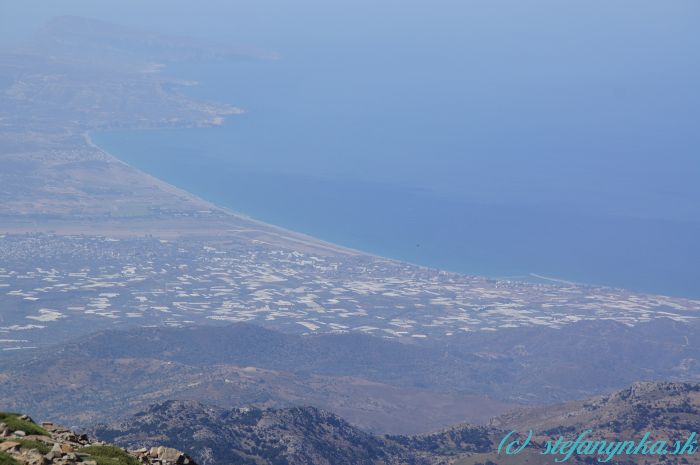 Psiloritis, Kréta: Výhľad južným smerom na okolie mesta Timbaki. V pozadí Matala
