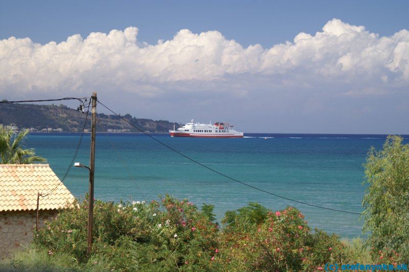 Loď pláva do prístavu Zakyntos (foto z balkóna hotela Locanda)