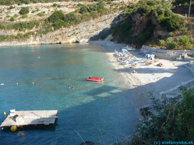 Zakyntos. Pláž Makris Gialos, prípadne Makrys Yalos alebo tak nejak podobne. Zaujímavá plážička pod cestou, blízko menšie jaskyne, kde sa dá doviezť na vodnom bicykli (prirodzene, len ak nefúka, alebo neprší)
