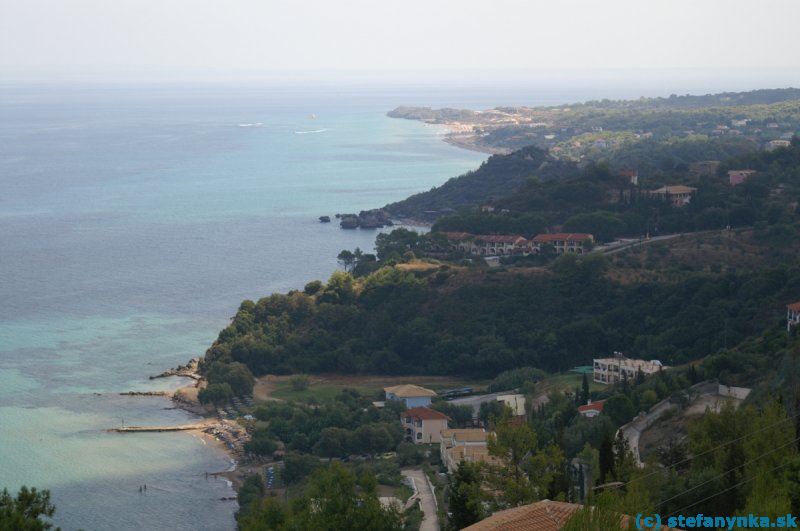 Pohľad na pláže poloostrova Vasiliki z taverny. Vľavo dole je Kaminia, približne v strede je Porto Zoro a pred posledným výbežkom je široká piesková pláž Banana beach.