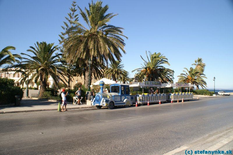 Konečná stanica turistického vláčika v Zante pri námestí Dionýsia Solomosa