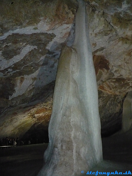 Dobšinská ľadová jaskyňa (2007). Ľadová ihla. Tou sa šili minisukne z mamutej kože :-). To len pre predstavu