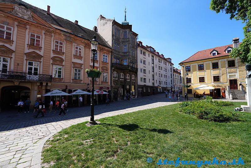 >Bratislava. Rudnayovo námestie a pohľad smerom na Most SNP.