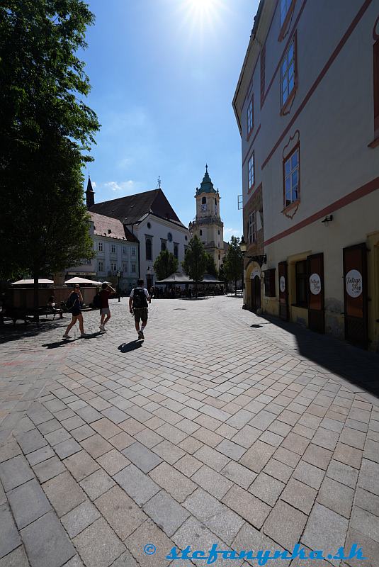 Bratislava. Františkánske námestie. Vpravo Stará radnica, vľavo kostol Najsvätejšieho Spasiteľa
