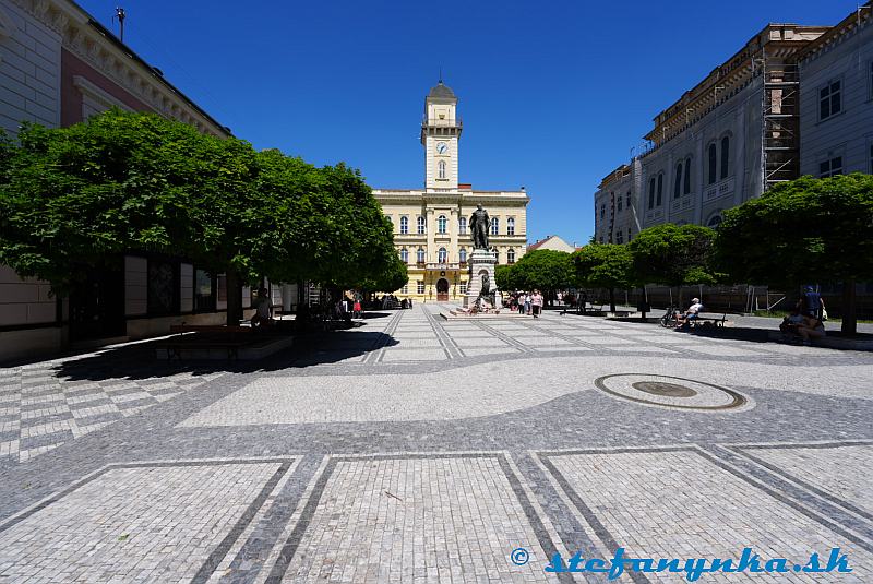 Komárno - nám. gen Klapku a Radnica