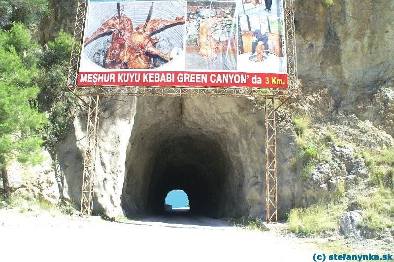 Priehrada Oymapinar Baraji - Green Canyon. Prístup k prístavu lodí vedie tunelom. V tej skale bolo viac takých dier, ibaže viedli rôznymi smermi.
