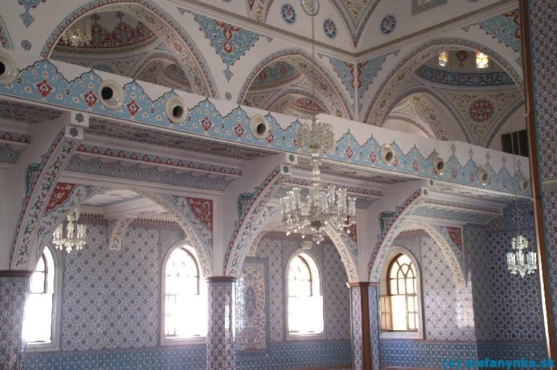 Manavgat, mešita. Výzdoba mešity. Všade kreslia ornamenty a arabskú abecedu, keďže nesmú zobrazovať tváre najvyšších (to by mohla byť inšpirácia aj pre naše televízie
