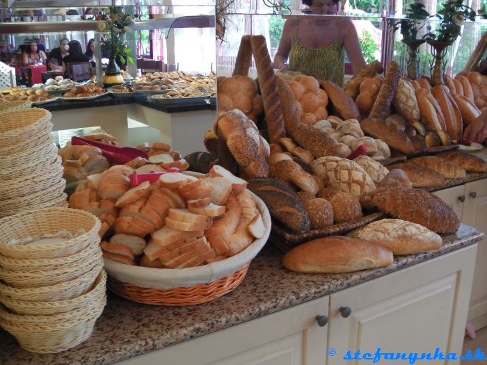 Galeri Resort. Chlieb biely, makový, štvorčekovaný, sezamový i iné