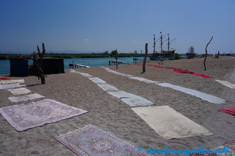 Manavgat. Zlet kobercov. Zľava perzský, turecký, manavgatský, sidský... Manavgat. Zlet kobercov. Zľava perzský, turecký, manavgatský, sidský...