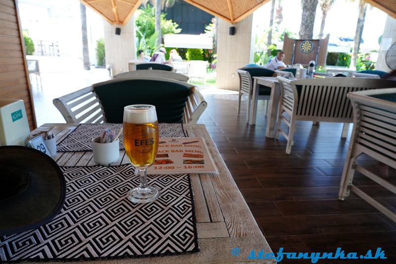 Nerton, Side, Turecko 2025. Bar pri bazéne