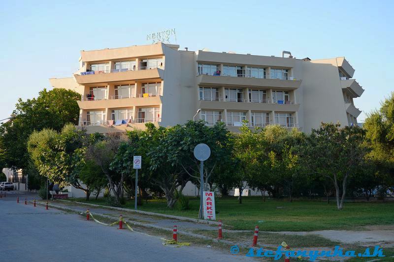 Nerton, Side, Turecko 2025. Tu nám vodič pri príchode zastal, aby sa popýtal miestnych, kde to ten hotel Nerton vlastne leží.