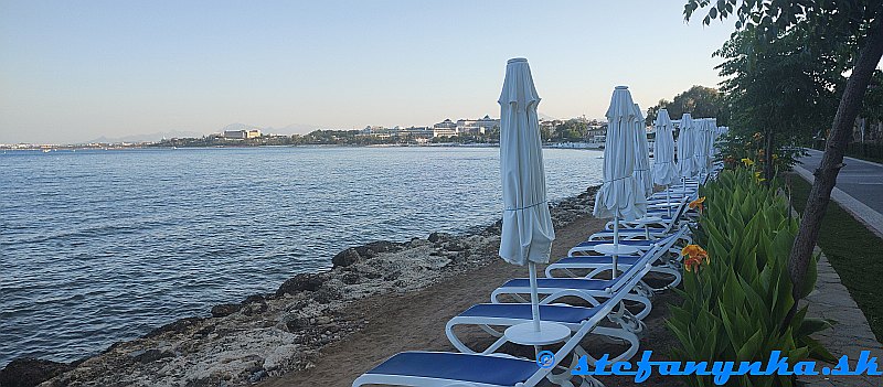 Pláž Side, Turecko 2025. Hotel Nerton je niekde za tým ľavým slnečníkom Pláž Side, Turecko 2025. Hotel Nerton je niekde za tým ľavým slnečníkom