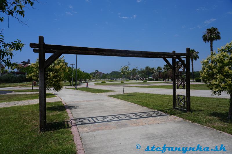 Manavgat Side, východná pláž, pohľad k amfiteátru v Side
