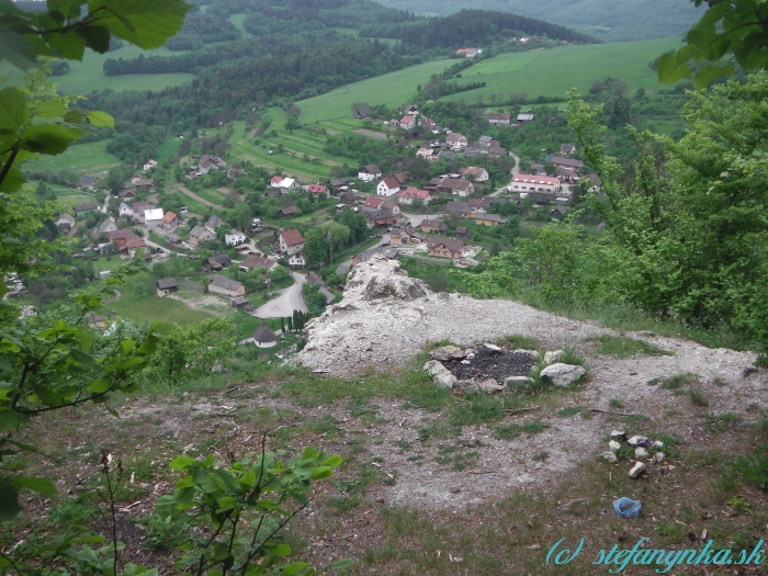 Pohľad z Košeckého hradu na Malé Košecké Podhradie (zastávka vľavo pod skalou)