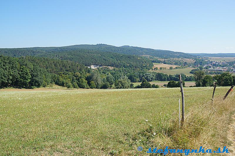 Dobrá voda (vpravo) a Dobrovodský hrad (vľavo)