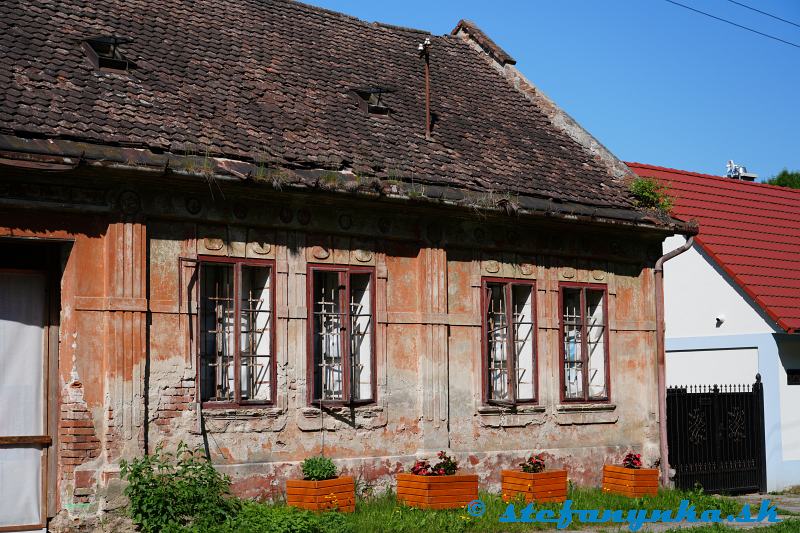 Lakšárska Nová Ves. Podľa starostlivosti o kvetiny tu niekto žije Lakšárska Nová Ves. Podľa starostlivosti o kvetiny tu niekto žije