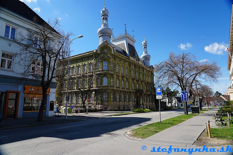 Hodonín. Gymnázium a Obchodná akadémia