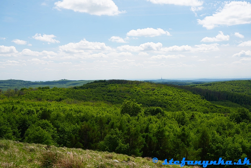 Na horizonte Veľký Javorník (vľavo) a vysielač na Kamzíku (vpravo od stredu) Na horizonte Veľký Javorník (vľavo) a vysielač na Kamzíku (vpravo od stredu)